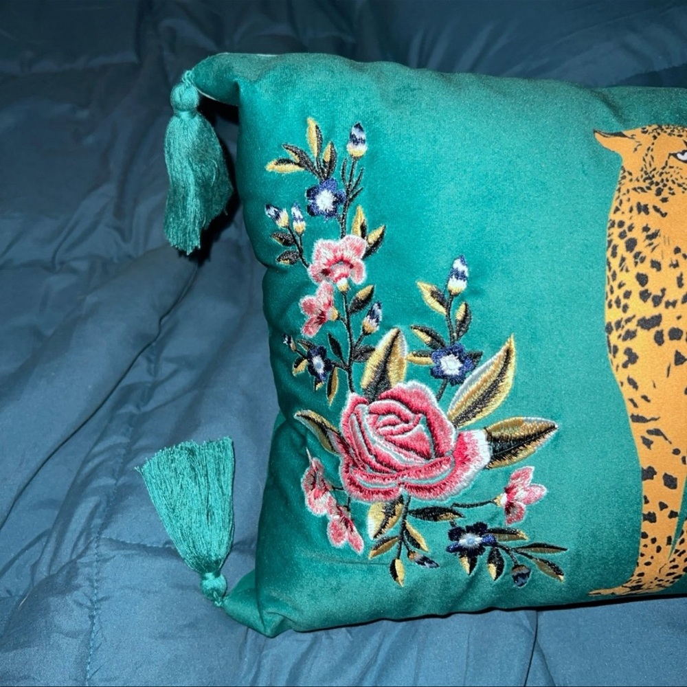 NEW W/ TAGS TEAL VELVET LEOPARD & FLORAL EMBROIDERY 22” X 13” DECO PLW - Picture 3 of 7
